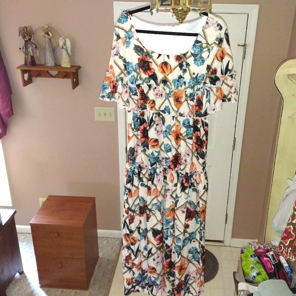 Curved Dream maxi dress, with square neck, half sleeves and ruffled details